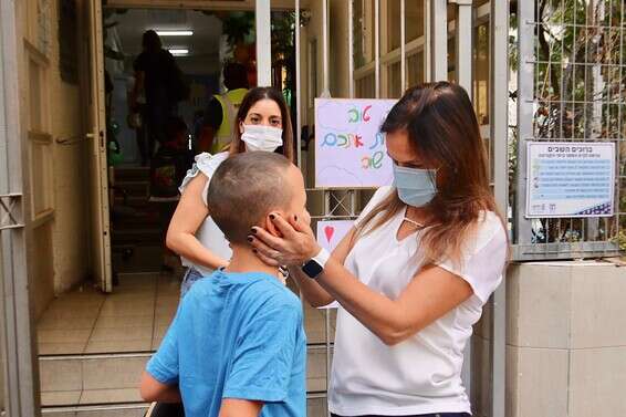 מנהלת בית הספר היסודי ליאו בק בחיפה מקבלת את התלמידים // צילום: הרצי שפירא